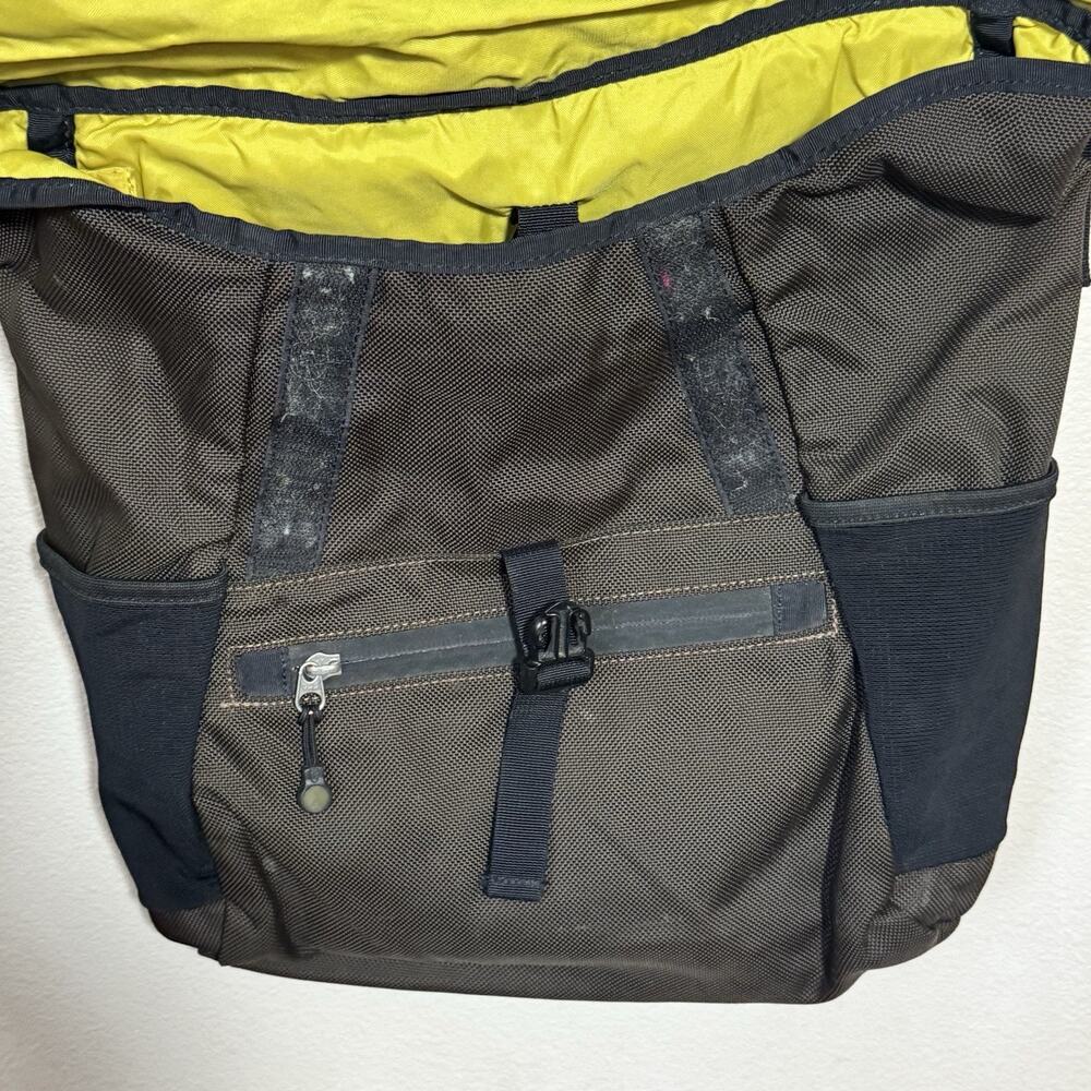 Vintage Patagonia Vertical Mass Crossbody Sling Bag Gray Travel Laptop Messenger - Picture 4 of 15